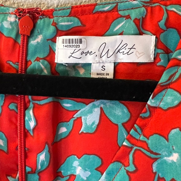 NWT Love, Whit by Whitney Port Red Floral Crop Top Women's Size Small (17” P2P) - Picture 10 of 11